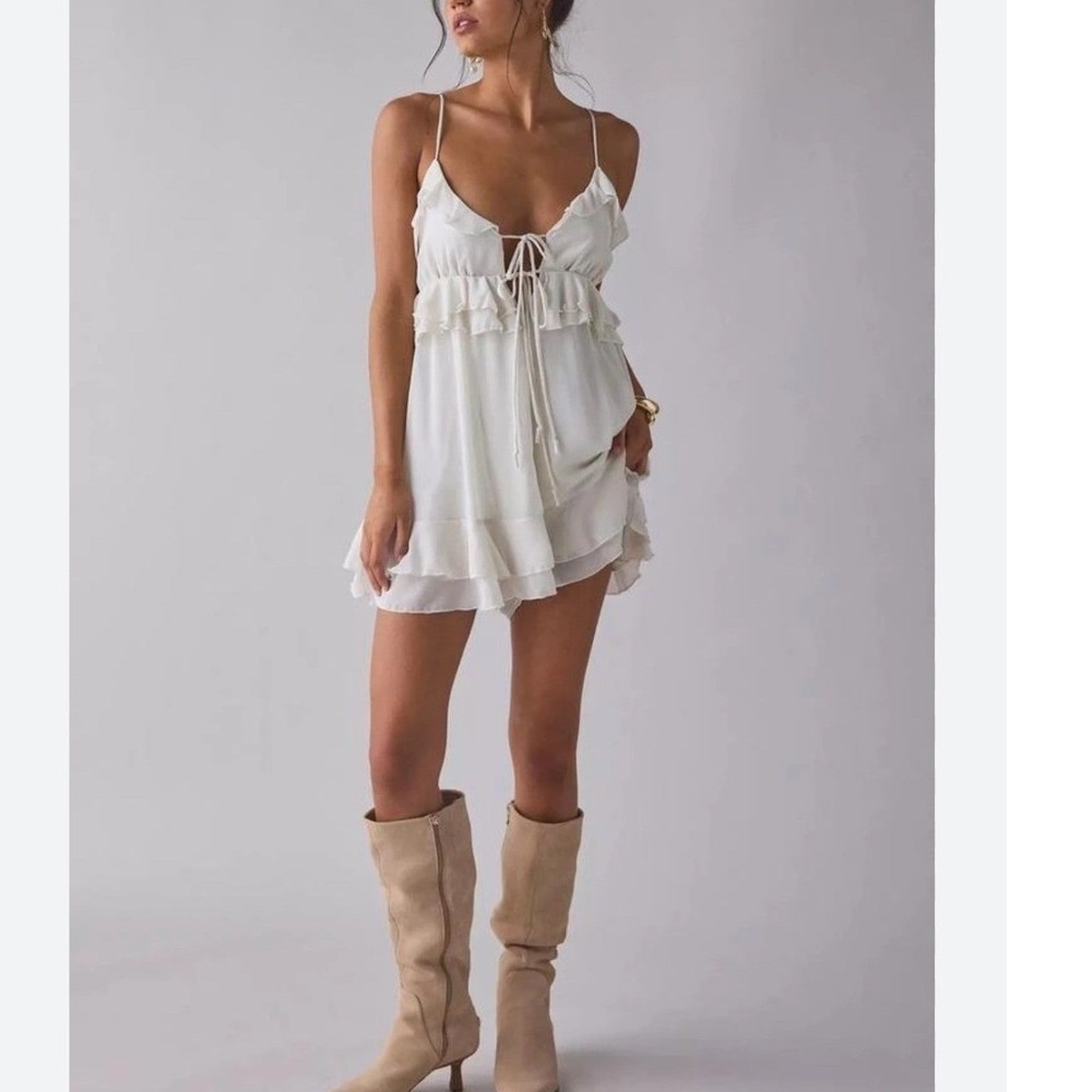 Kimchi Blue Cream Mariah Tie Front Ruffle Romper XS Urban Outfitters Boho Flowy